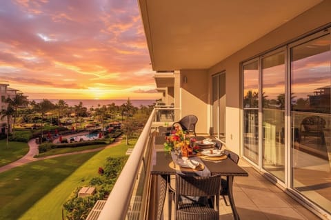Watch the sky glow over the ocean and lush grounds from your private lanai with a table for evening drinks or sunset dinners. HKK-443