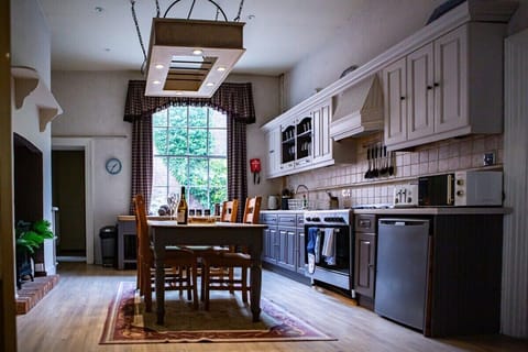Le Manoir - Kitchen