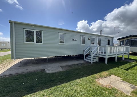 Enjoy a break with the whole family to Broadland Sands. This modern caravan sleeps 10 so the whole family can enjoy a Suffolk coastal holiday.
