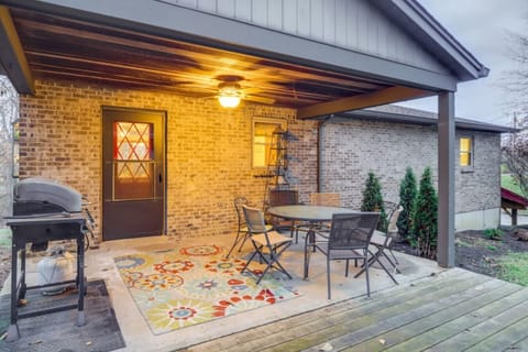 Patio | BBQ Grill | Covered Roof & Outdoor Dining Set