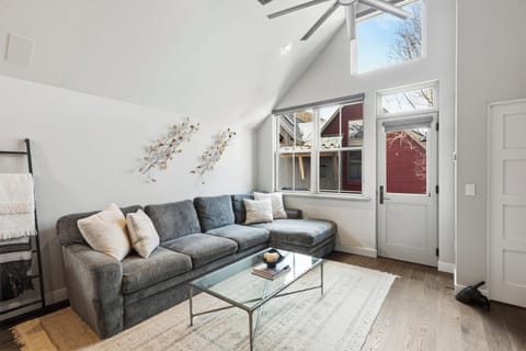 2.1-daybreak-telluride-living-room-1