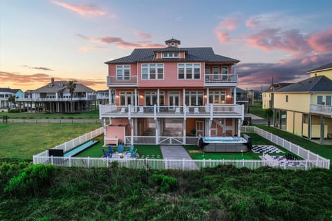 Stunning beachfront vacation home in Bolivar Peninsula with expansive decks, ocean views, and luxury coastal design – Crystal Beach rental