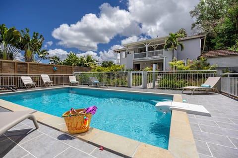 Enjoy a dream vacation in Martinique in this villa with a pool nestled in the heart of a tropical garden. Peace and comfort.
