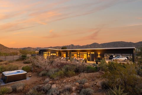 Desert sunsets, endless skies, and moments that linger. Just minutes from Joshua Tree National Park.
