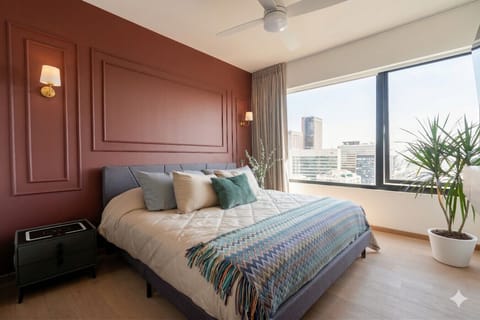 Recámara con cama King Size y vista a la ciudad