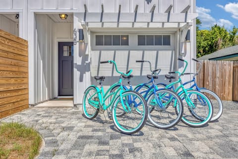 4 beach cruisers included with your stay!