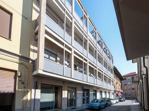 Apartment, Composite Material, Urban Design, Glass, Condominium, Commercial Building, Concrete, Family Car, Balcony