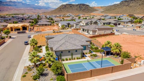 Private Backyard Oasis - Pickleball Court, Mini Golf, Smoker