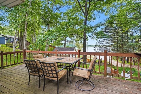 Deck | Outdoor Dining Area | Lake View