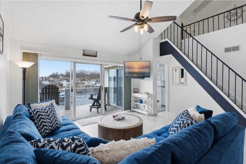 Welcome to Oasis at Regatta Bay! This beautiful costal-feeling retreat will be your new favorite place at the Lake! (*decks are currently under construction)