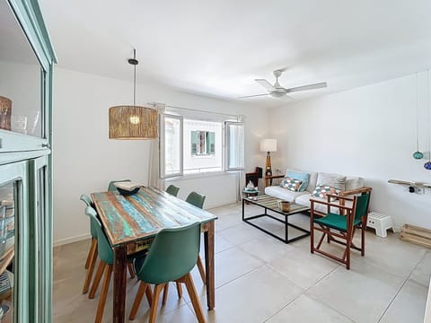 Spacious, bright dining room with air conditioning and ceiling fan.