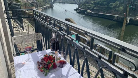 Sip local wine on your private balcony overlooking the Douro, an authentic Porto moment, right at home.
#DouroMoments #PortoLifestyle #WineWithAView #BalconyLife #StayInStyle