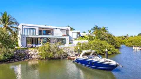 Canal Front Villa with Cruiser!