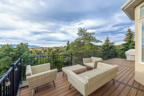Sandy Vacation Rental | 3BR | 2.5BA | 4,000 Sq Ft