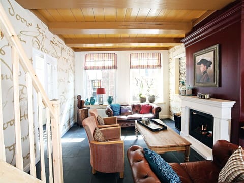Room, Living Room, Interior Design, Furniture, Property, Building, Ceiling, Home, House, Table