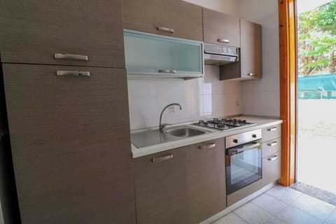 Kitchen Appliance, Kitchen, Countertop, Kitchen Sink, Major Appliance, Cabinetry, Wood, Flooring, Stove, Kitchen Stove