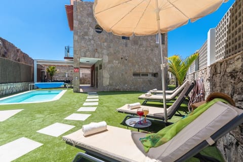 Garden and heated swimming pool