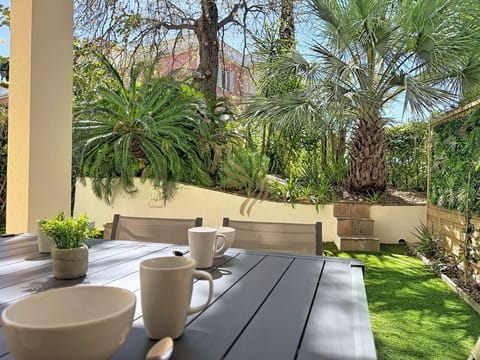 Espace repas extérieur avec vue sur jardin – ambiance conviviale et dépaysante