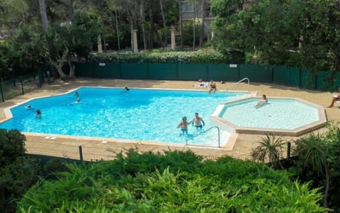 Grande piscine ensoleillée de la résidence, réservée aux résidents et vacanciers.