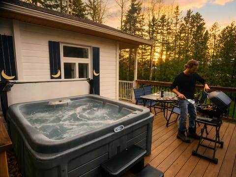 Profitez du spa privé et du BBQ pour des moments de détente en plein air.