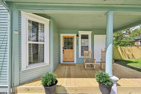 Covered Front Porch/ Entrance