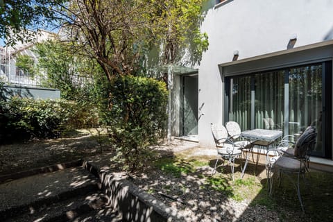 Tranquil garden patio with stylish seating, perfect for outdoor relaxation.