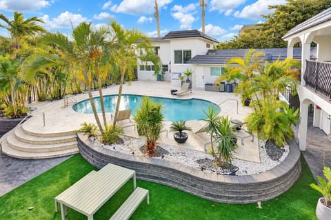 Enjoy a refreshing swim in the shared heated pool. 🏊‍♀️☀️