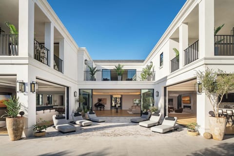 Villa Royale by LuxJB. BH Flats Mansion w Pickleball & Basketball court.