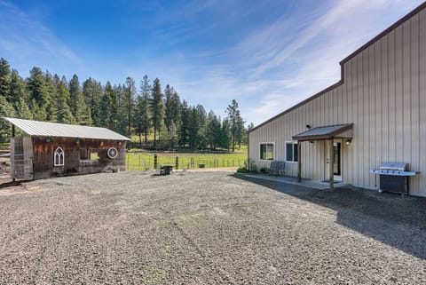 Chattaroy Vacation Rental | 1BR | 1BA | 900 Sq Ft