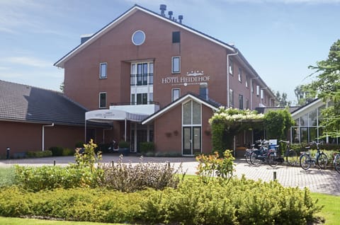 Arrive to a welcoming façade and sunshine-filled hotel entrance.
