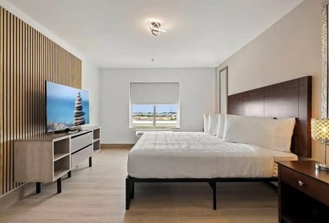 Unwind in crisp linens with bright, calming daytime light.