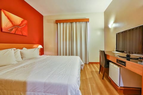 Relax after sightseeing with a spacious layout and work desk.