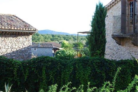 Our cozy village, 1min walk to épicerie 1min walk to the restaurant.