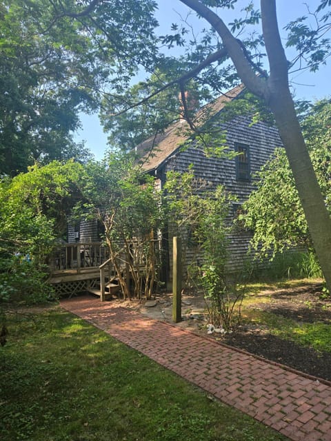 Follow the path to start your stroll down the dirt road to the beach ...