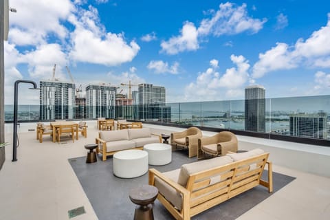 Brand New Downtown Apartment- Pool, Gym and Parking (8807)