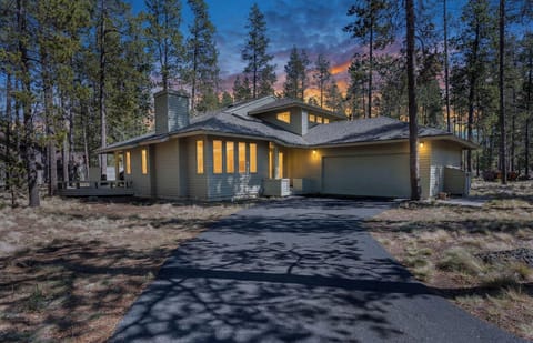 Modern forest retreat with stunning sunset backdrop and peaceful pine surroundings for the perfect mountain getaway.