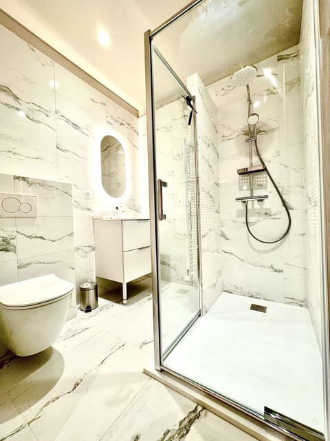 Private bathroom Bedroom 1