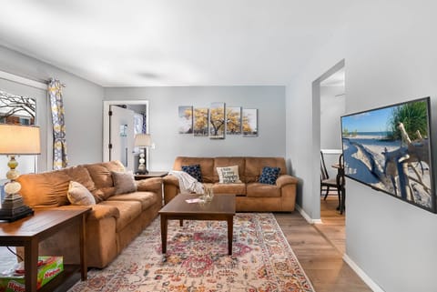 Comfortable Living Room sofas, 50"4K Smart TV and Fast Internet! 