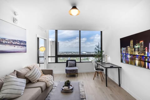 Luxury Downtown 37th Floor  Pool, Gym + Free Parking (9296)