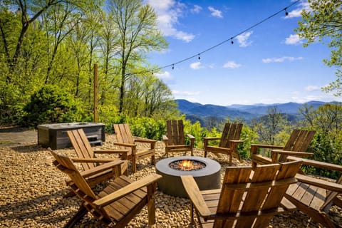 Fire pit, hot tub, and mountain views come together under Edison lights—made for long evenings, stories, and time together.
