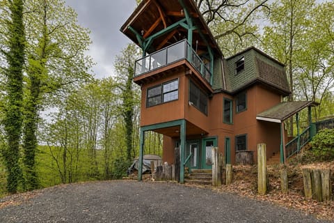 Distinctive design and panoramic views inspired Boone Lake Lookout.