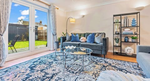 DELICATE AND BRIGHT LIVING AREA WITH DIRECT ACCESS TO THE GARDEN
