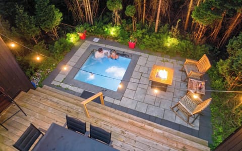 "Nous avons adore notre séjour. Le chalet était super et la petite terrasse très apprécié. L’espace commun, avec piscine et sauna, était également très agréable. L’emplacement est ideal pour les amateurs de vélo de montagne." Parise (Edmundston)