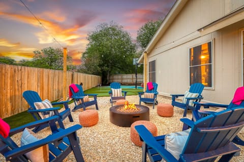 Golden hour is better spent around the glow of a fire. Gather your favorite people for s'mores and stories in this cozy backyard oasis.