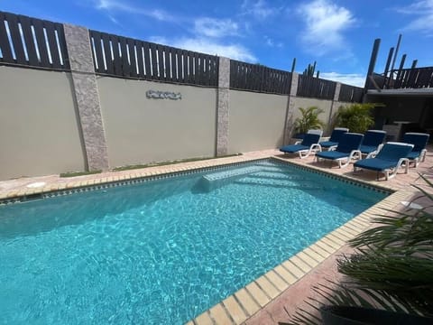 Puerta del Sol#2-Studio near airport sleeps 4 (1133)