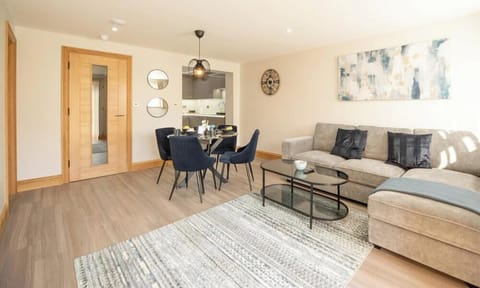 Deluxe Ground Floor 2-Bed, 2-Bath - Living Room