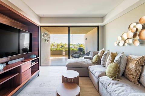 Sala de estar con televisión y vistas