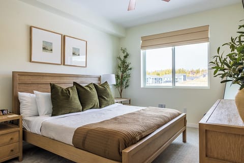 Bedroom Retreat: Sun-drenched room with chic decor and mountain views for ultimate relaxation!
