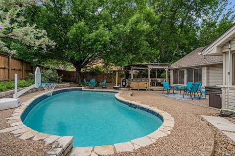 Private pool and basketball hoop keep everyone entertained and cool during your Austin stay.