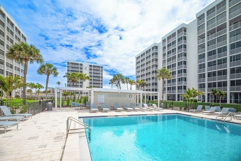 Escape the ordinary and find your paradise by the shore. Welcome to Creciente 506S on Fort Myers Beach